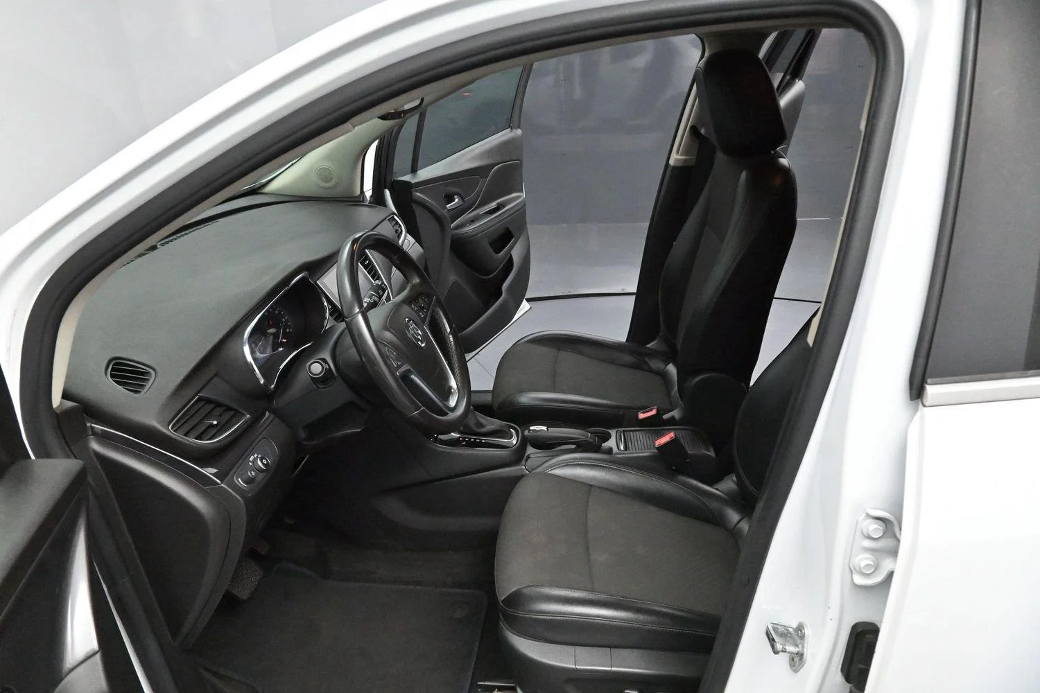 Used 2021 Summit White Buick Preferred image 11