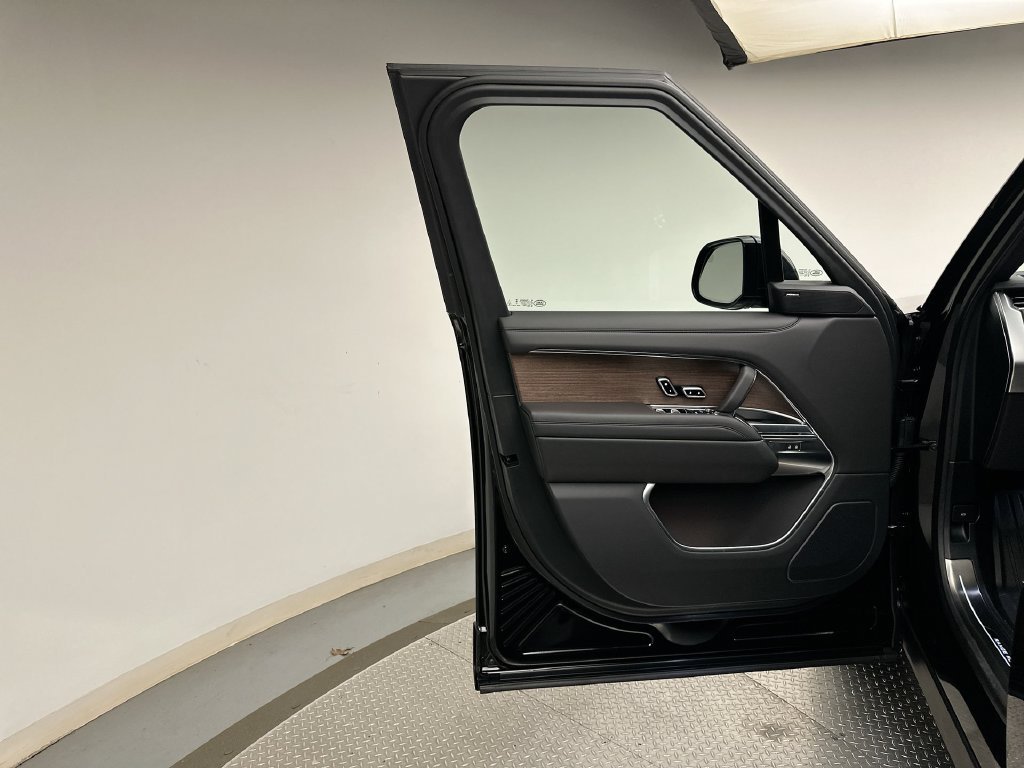New 2027 Santorini Black Metallic Land Rover SE image 9