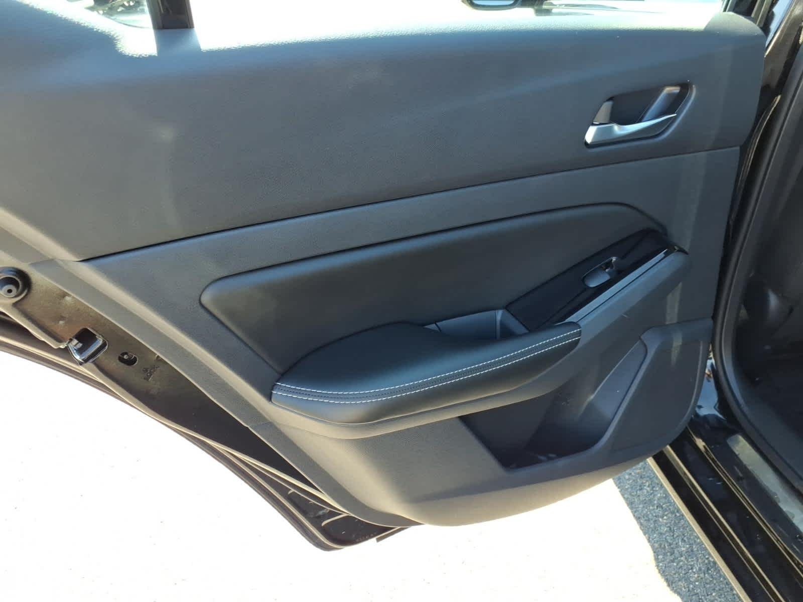 Used 2022 Super Black Nissan 2.5 SL image 12