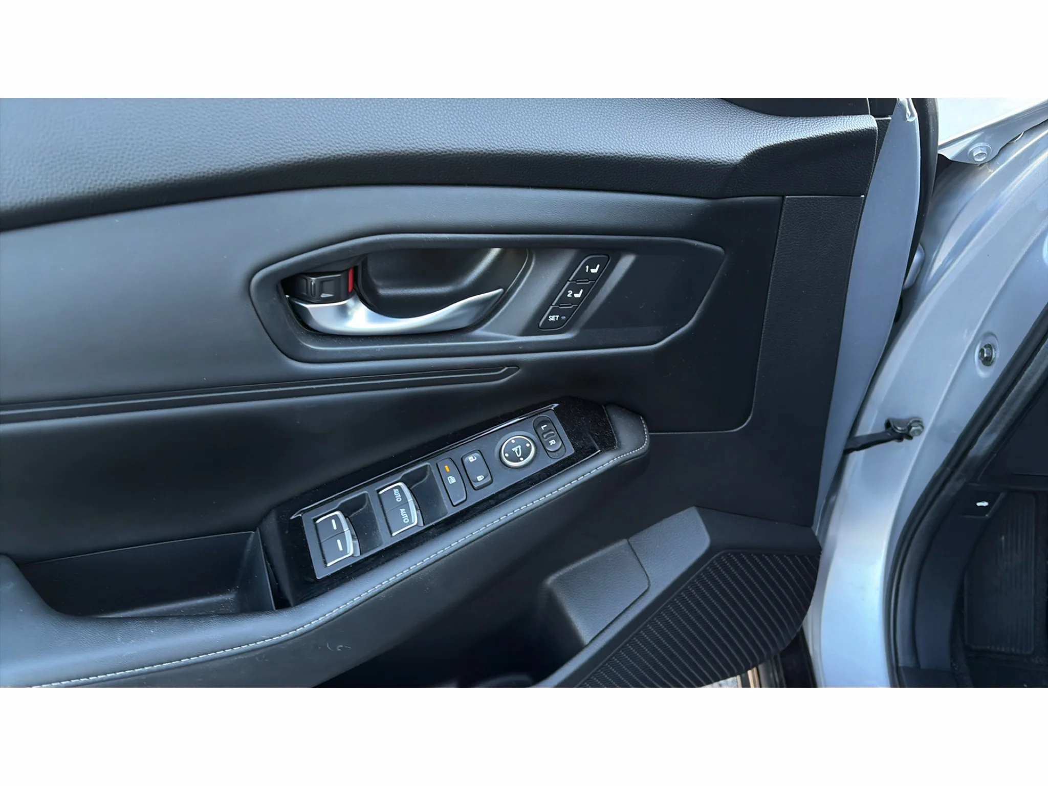 Used 2024 Solar Silver Metallic Honda Touring image 9