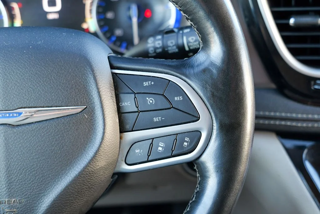 Used 2021 Bright White Clearcoat Chrysler Touring L image 35