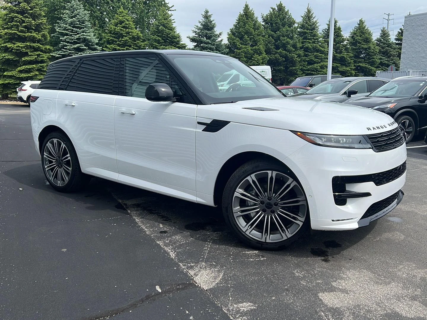 New 2026 Ostuni Pearl White Premium Metallic Land Rover Dynamic SE image 6