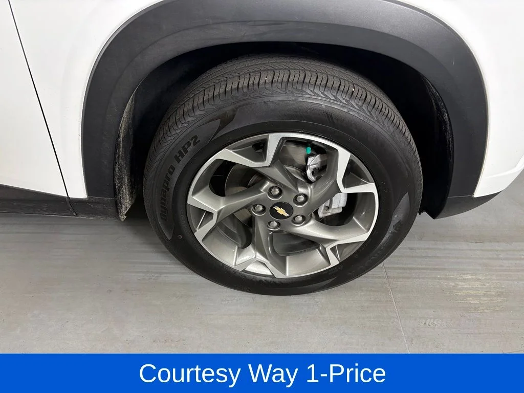Used 2025 White Chevrolet LT image 13