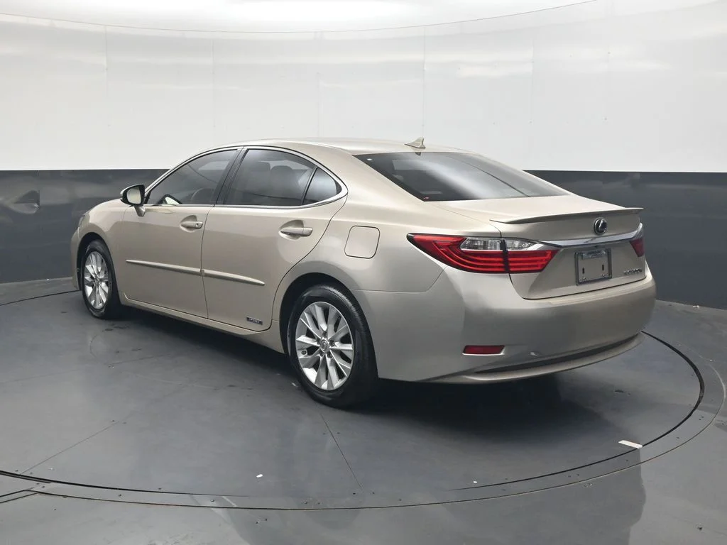 Used 2013 Beige Lexus 300h image 7