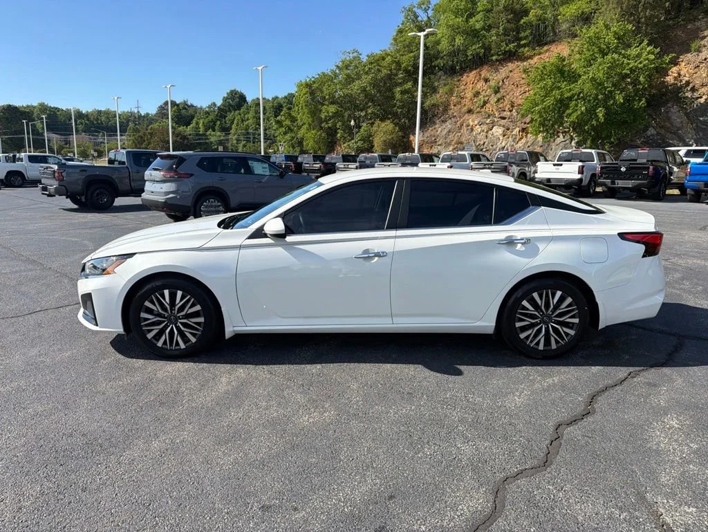 Used 2023 White Nissan 2.5 SV image 4