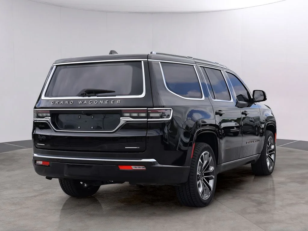 Used 2022 Diamond Black Crystal Pearlcoat Jeep Series III image 7