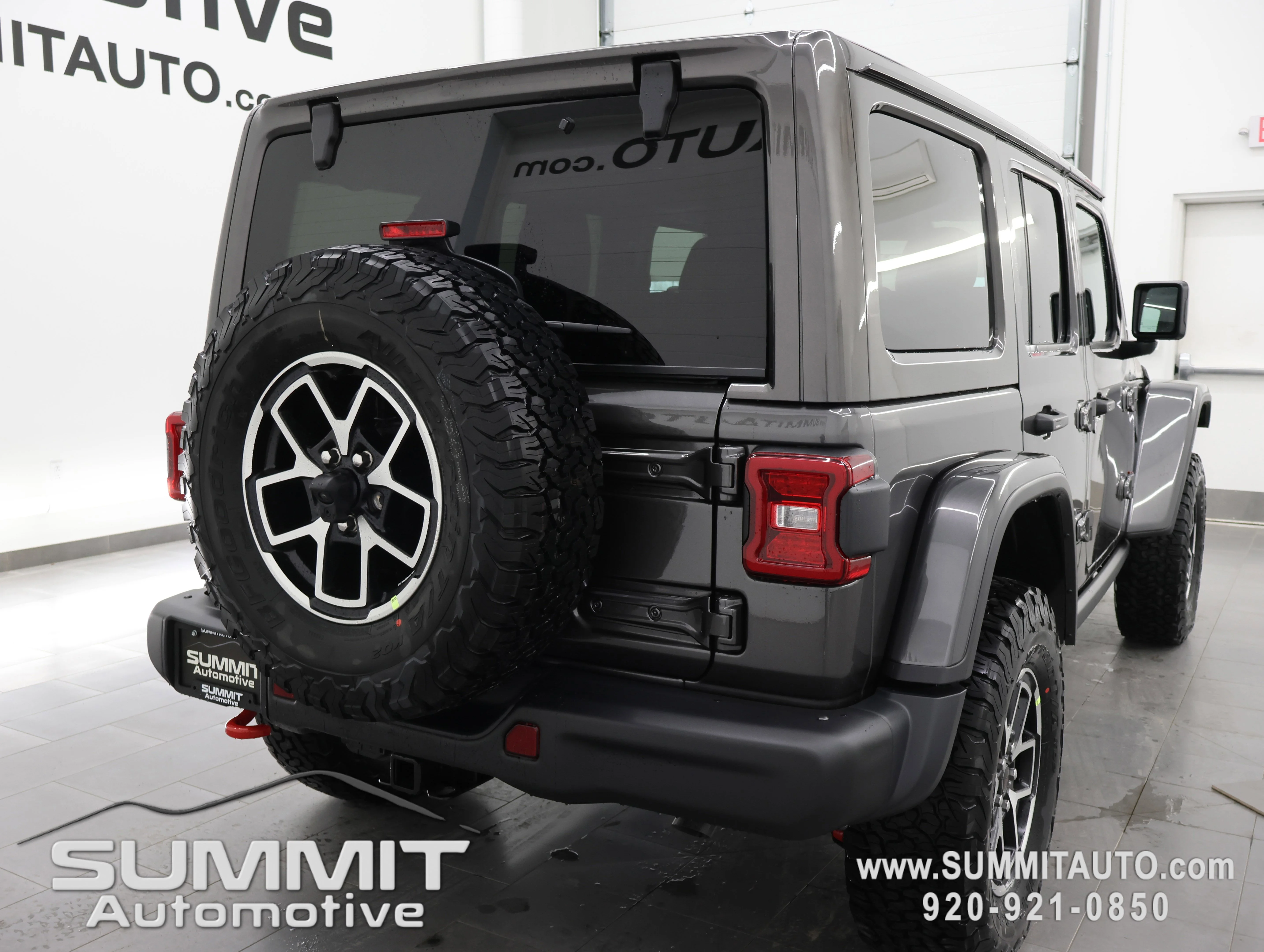New 2026 Granite Crystal Metallic Clear-Coat Exterior Paint Jeep Rubicon image 4