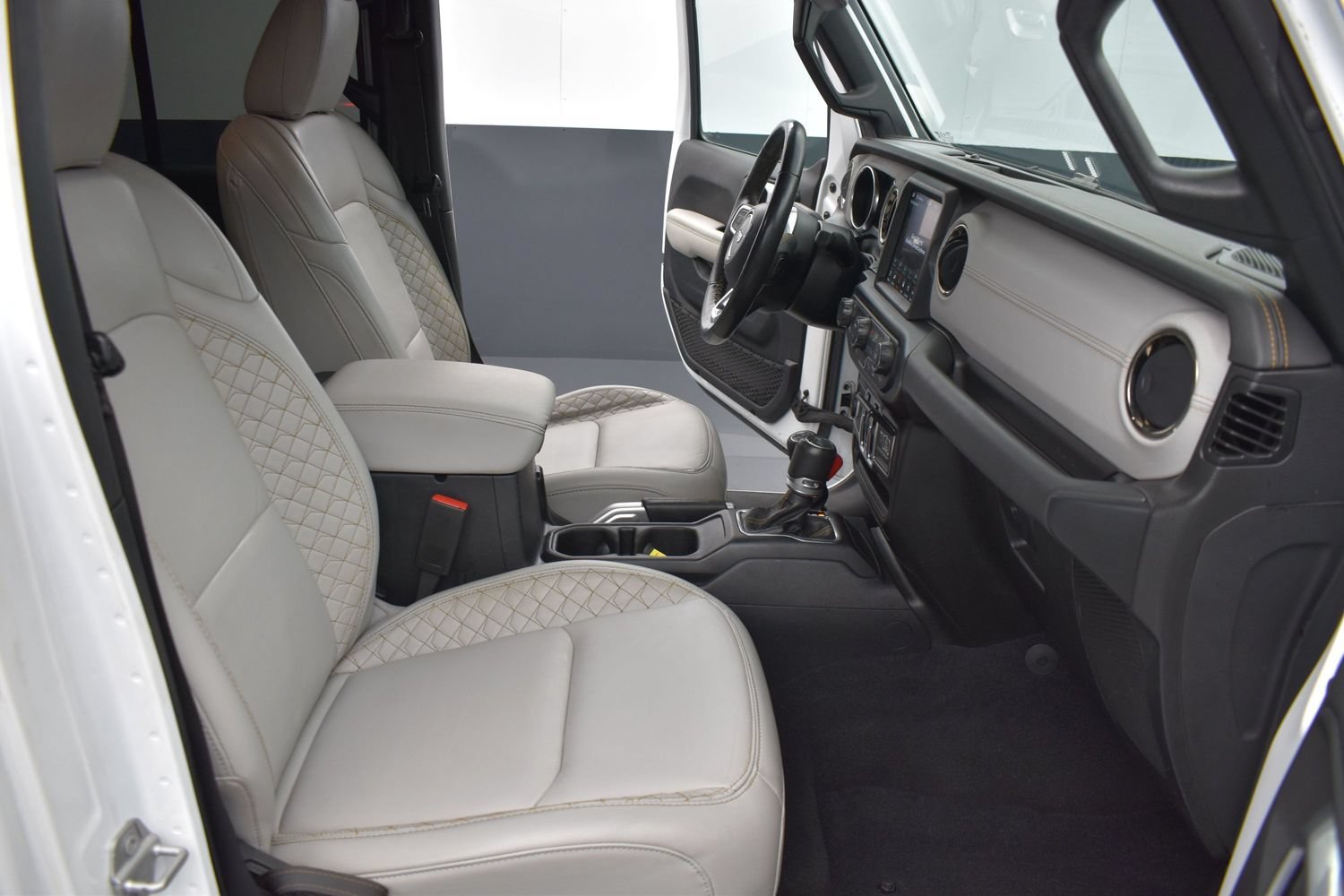 Used 2022 Bright White Clearcoat Jeep Unlimited High Altitude image 19