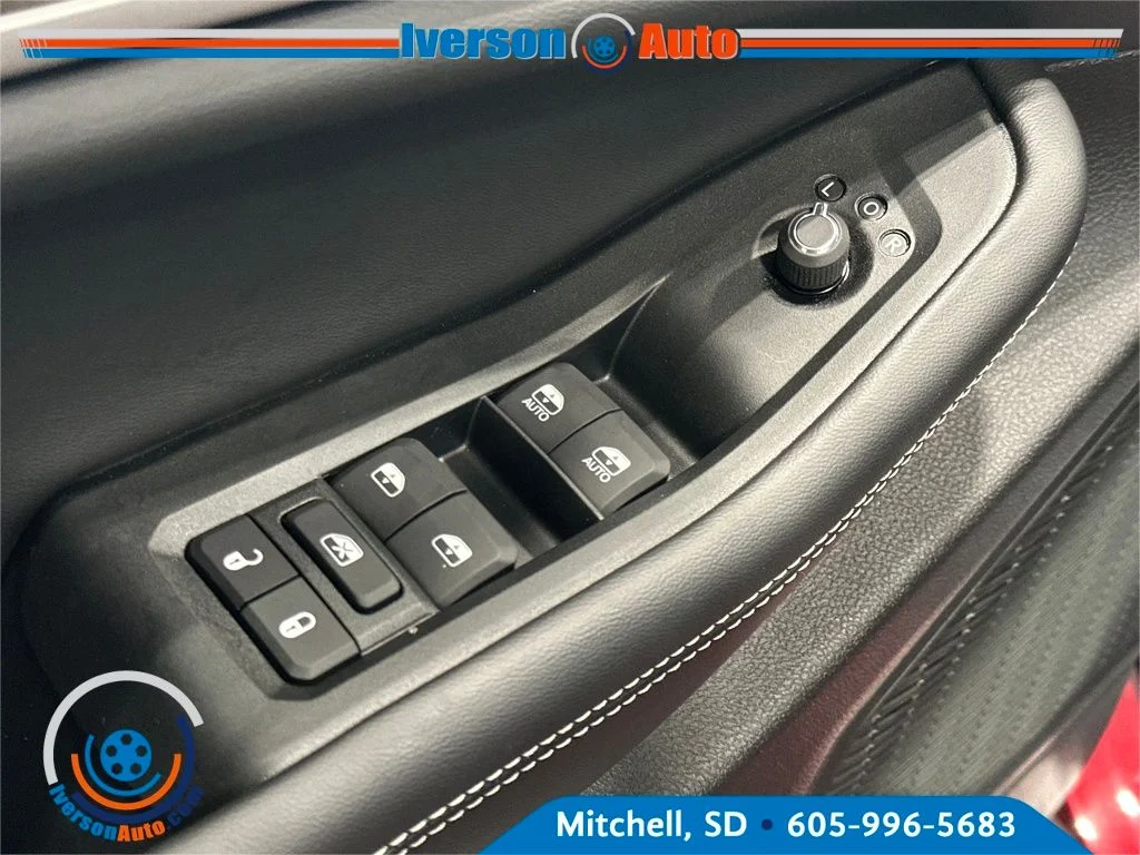 New 2026 Velvet Red Pearl-Coat Exterior Paint Jeep Laredo image 15