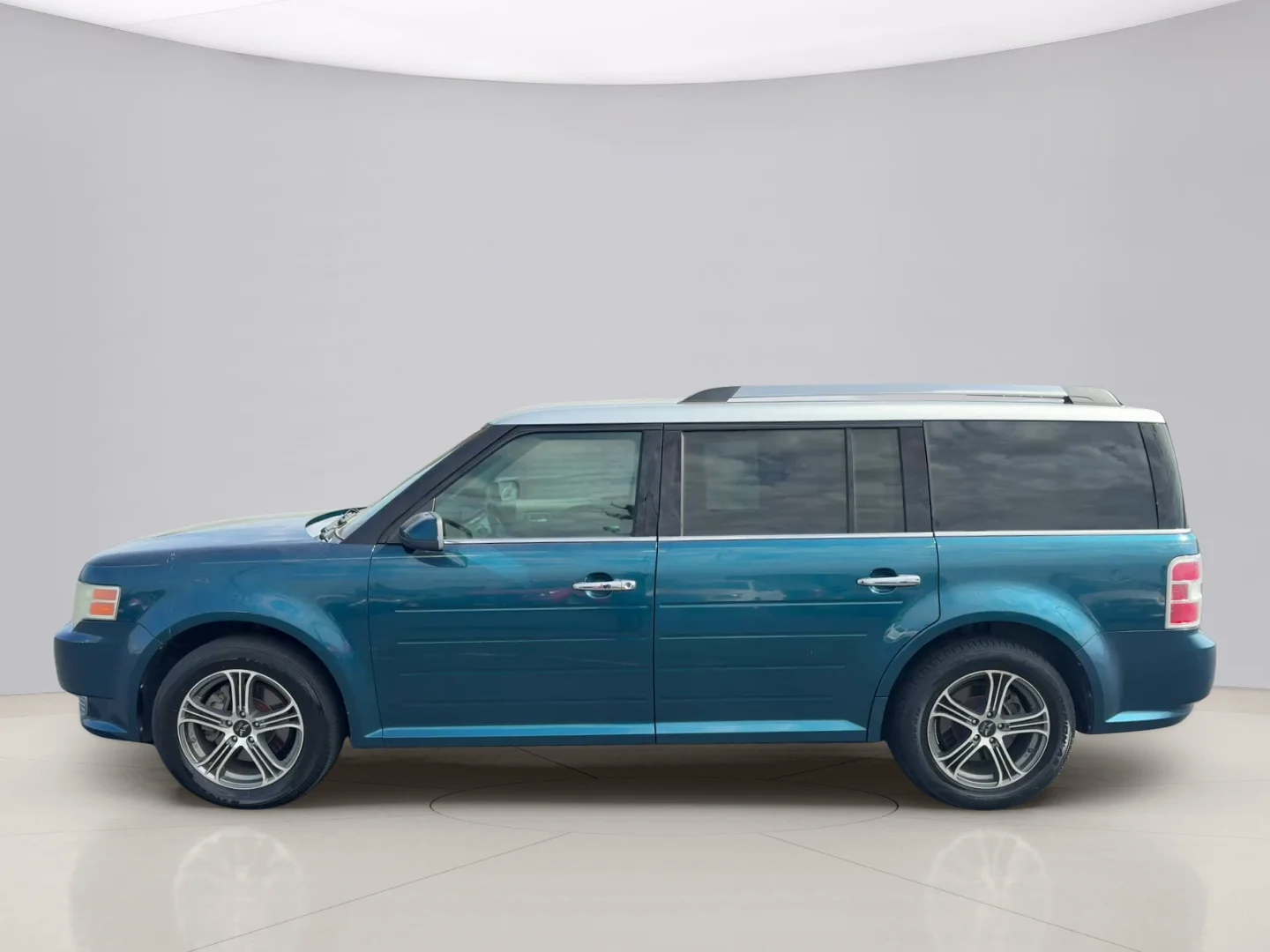 Used 2011 Blue Ford SEL FWD image 2