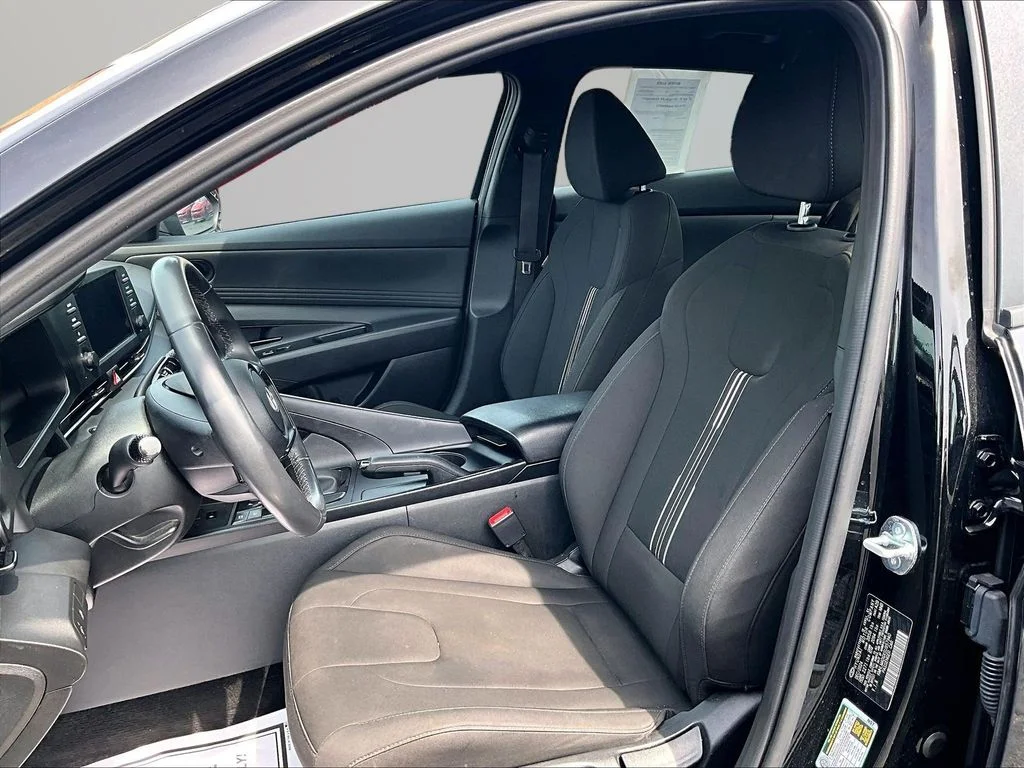 Used 2025 Black Hyundai SEL Sport image 22