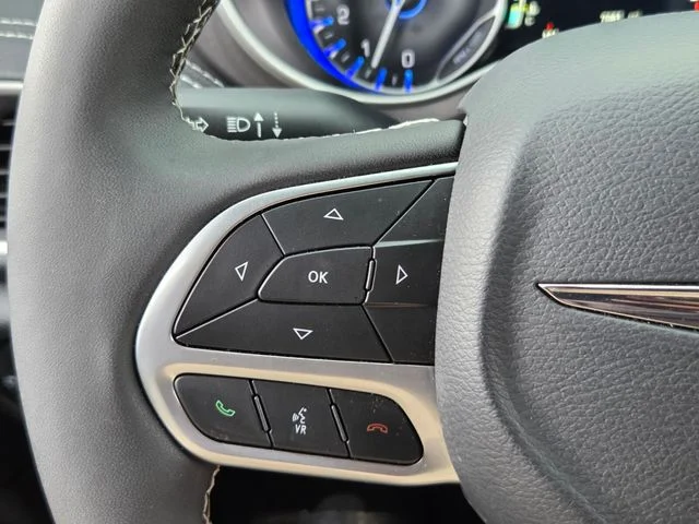 Used 2025 Black Chrysler Select image 28