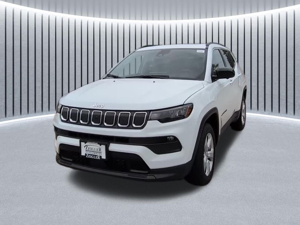 Used 2022 White Jeep Latitude image 16