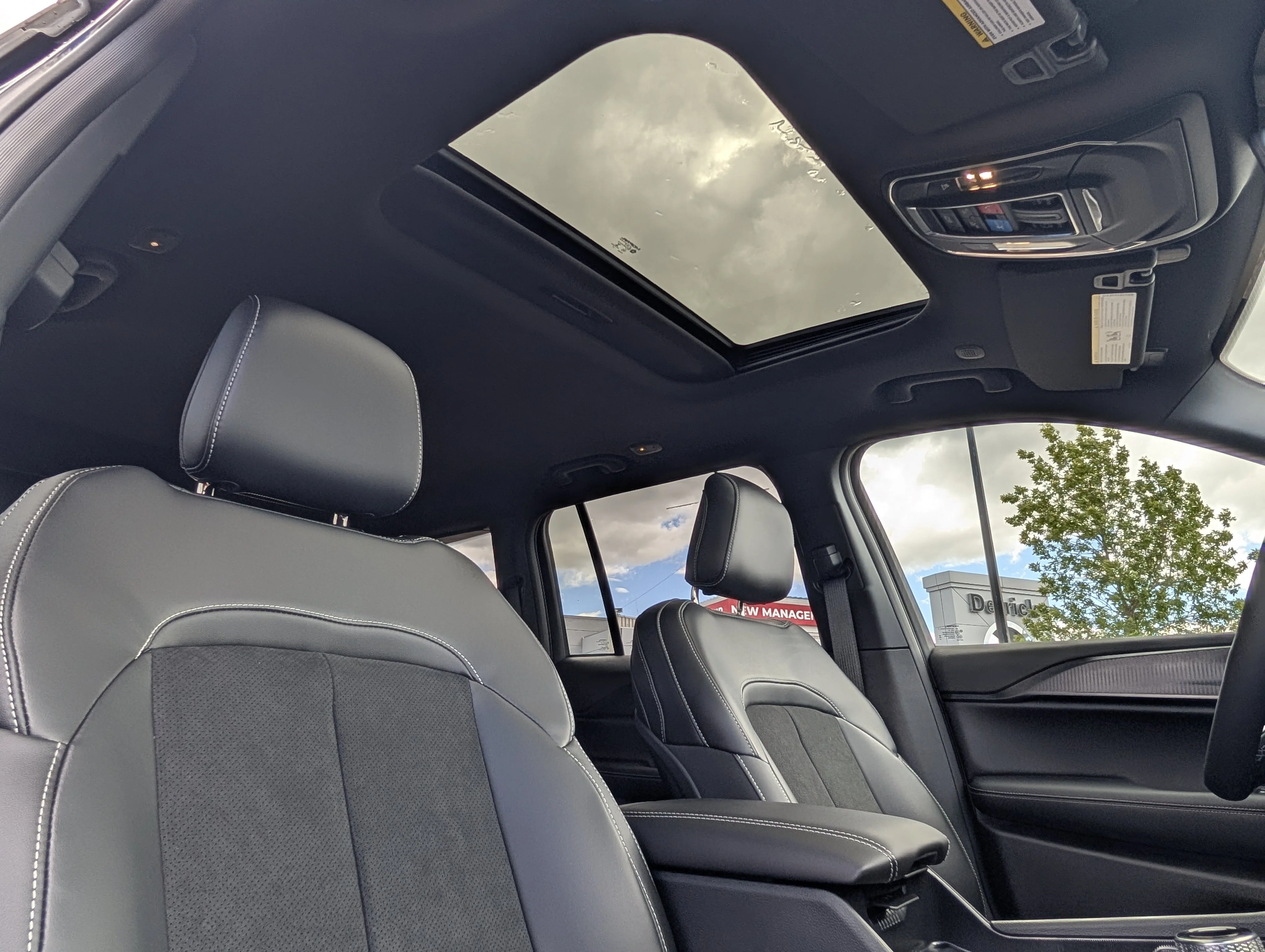 New 2025 Diamond Black Crystal Pearl Jeep Altitude image 23