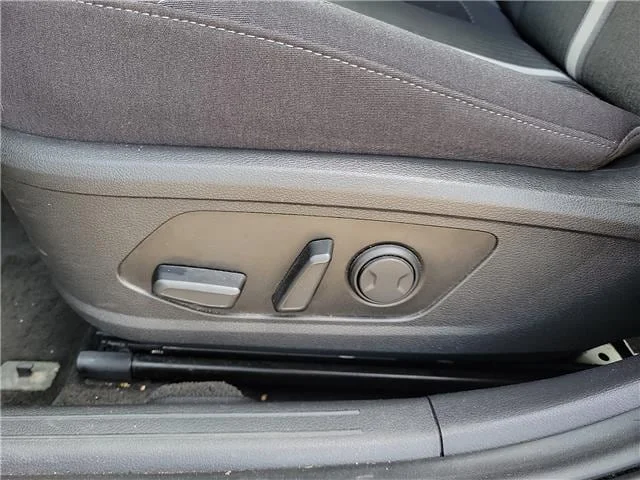 Used 2025 Aero Silver Hyundai SEL Front-Wheel Drive image 12