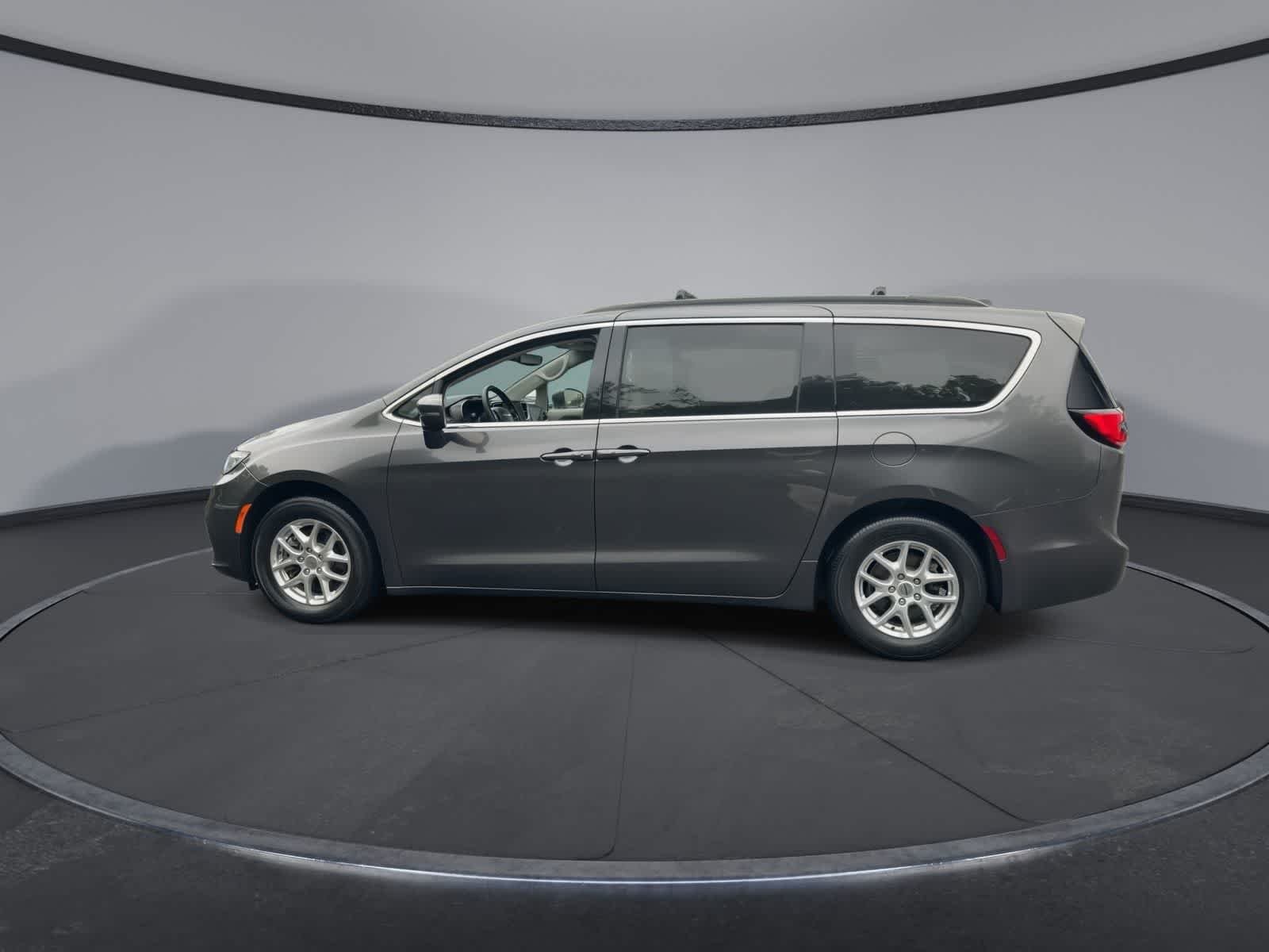 Used 2022 Granite Crystal Metallic Clearcoat Chrysler Touring L image 5