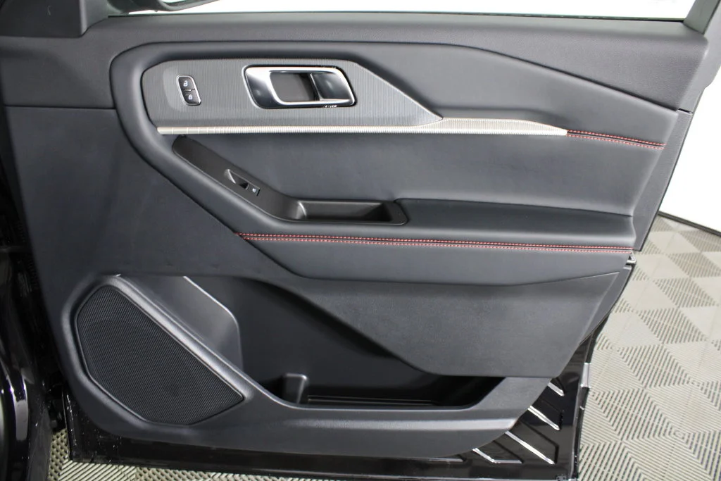 New 2027 Agate Black Metallic Ford ST-Line image 10