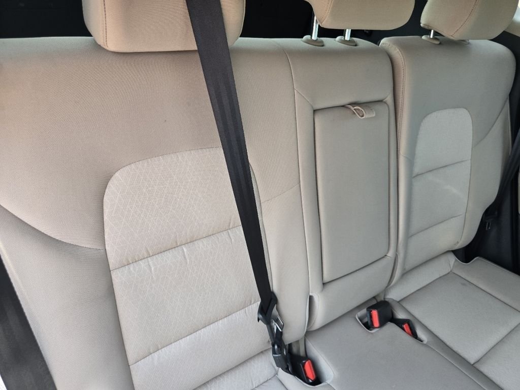 Used 2018 White Hyundai SE image 20