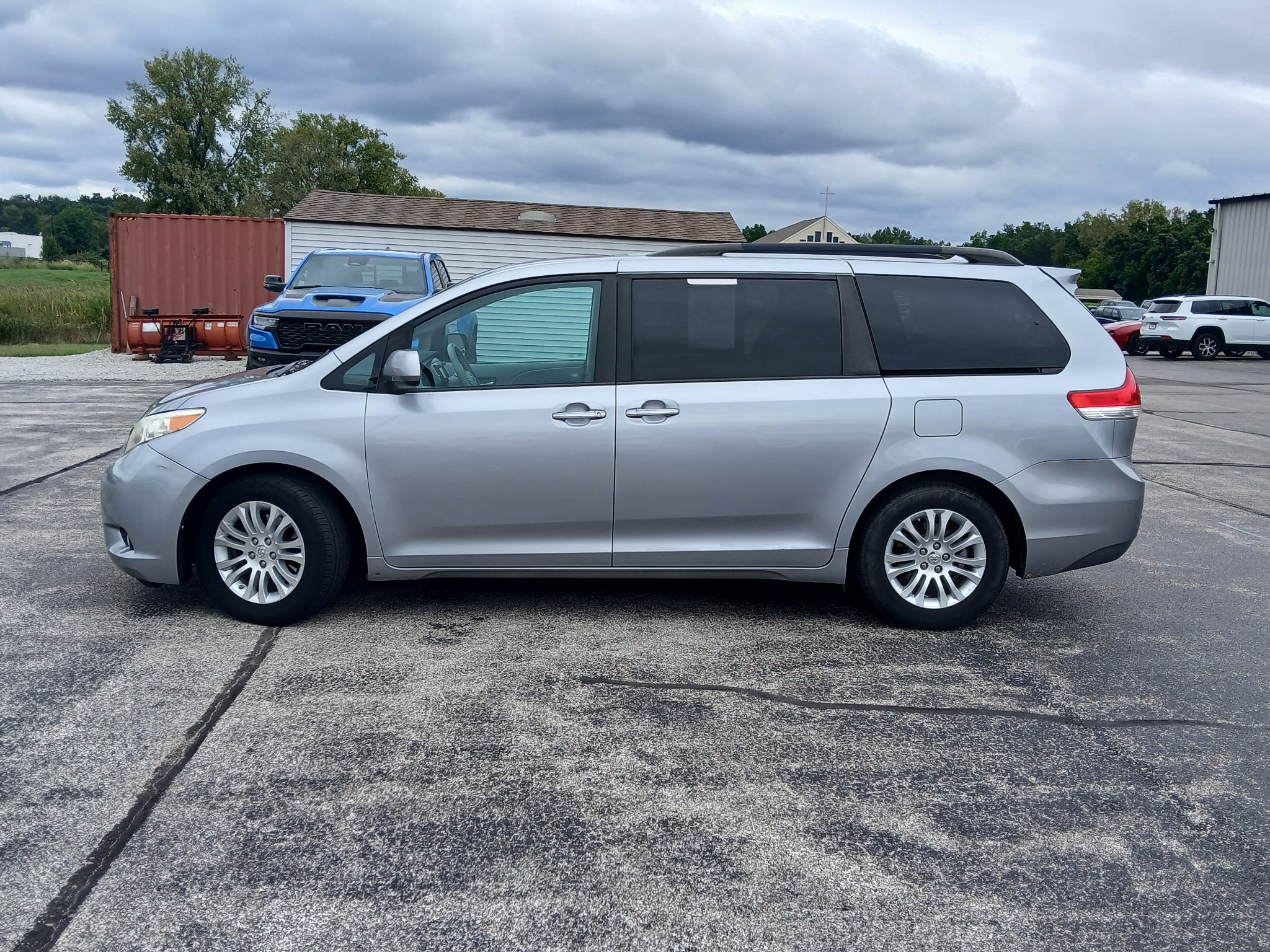Used 2011 Toyota Sienna XLE with VIN 5TDYK3DC4BS072189 for sale in Monticello, IN