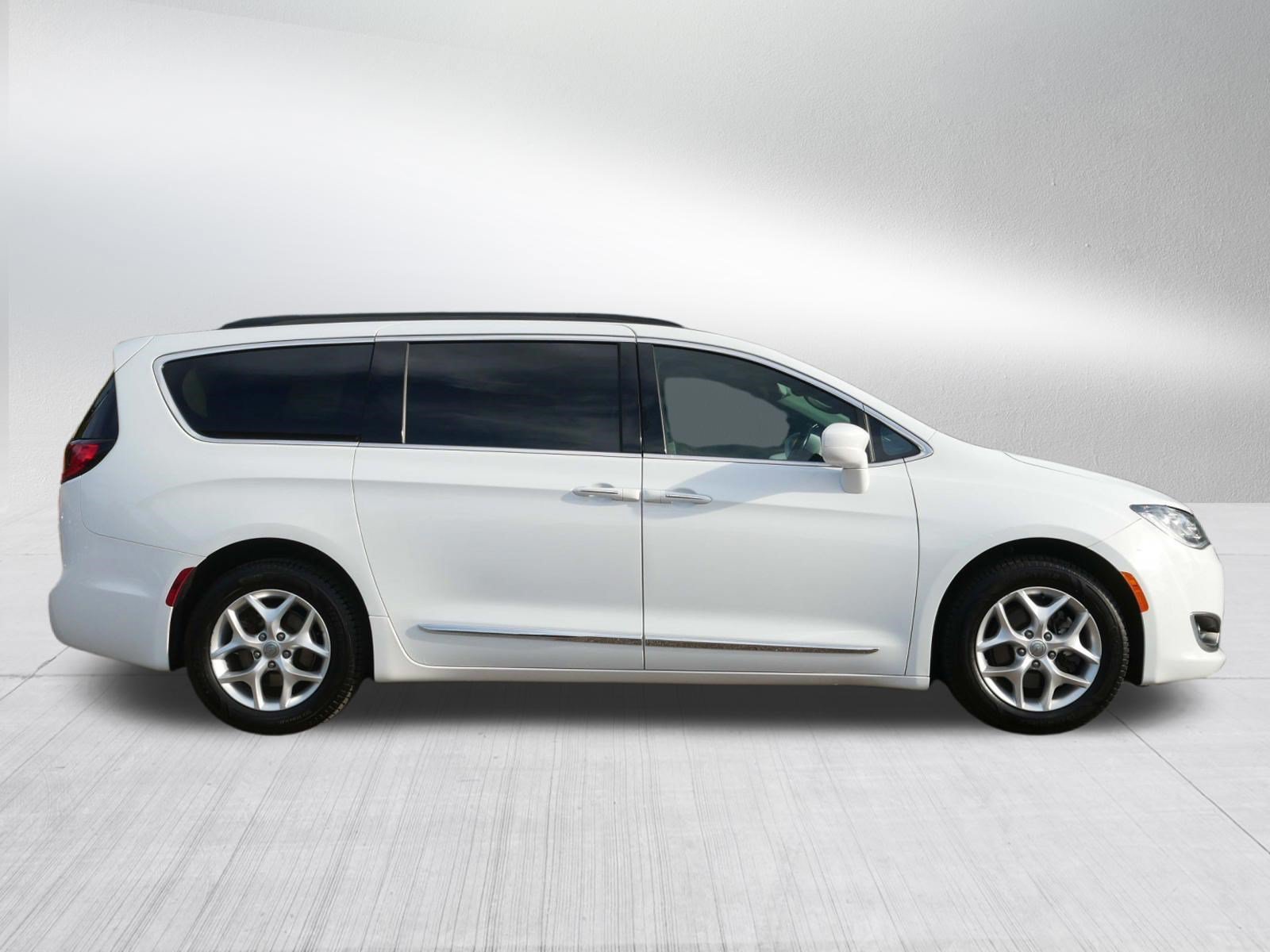 Used 2017 Bright White Clearcoat Chrysler Touring-L image 8