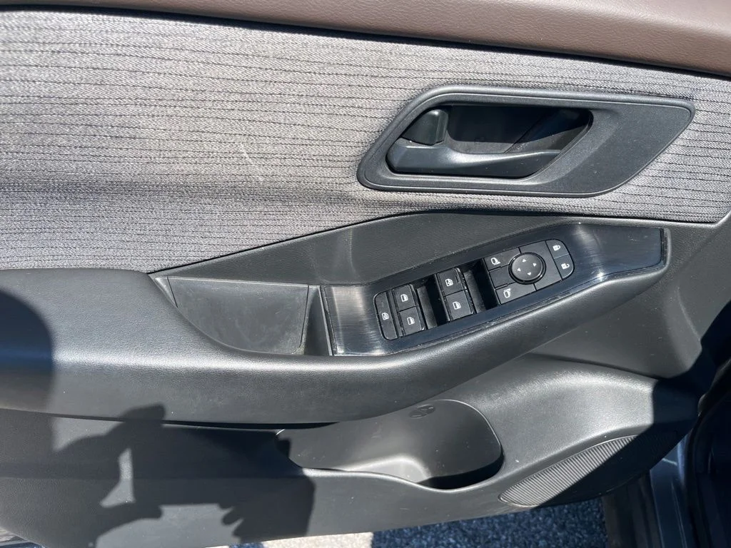 Used 2023 Gray Nissan S image 18