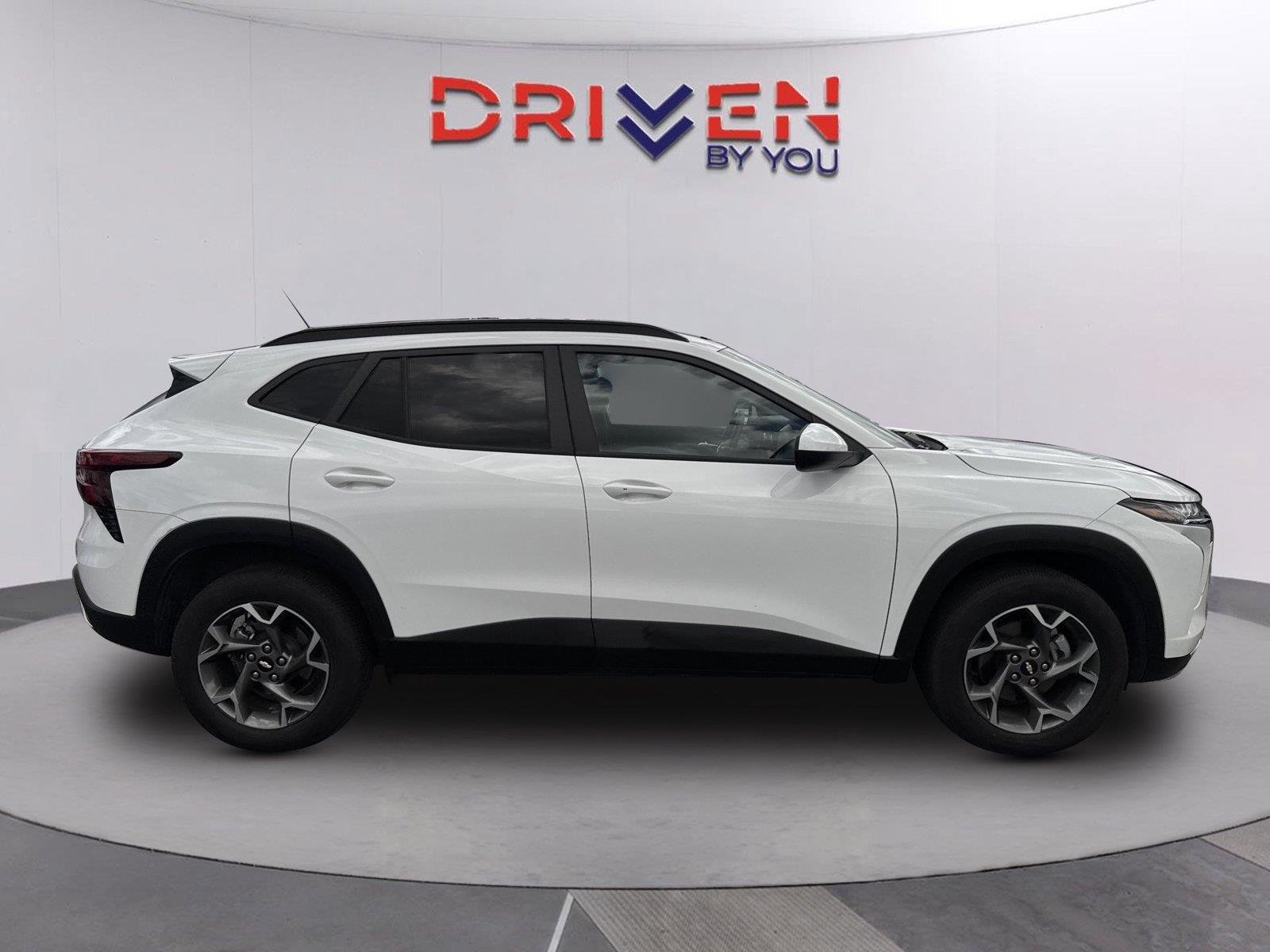 Used 2025 Summit White Chevrolet LT image 3