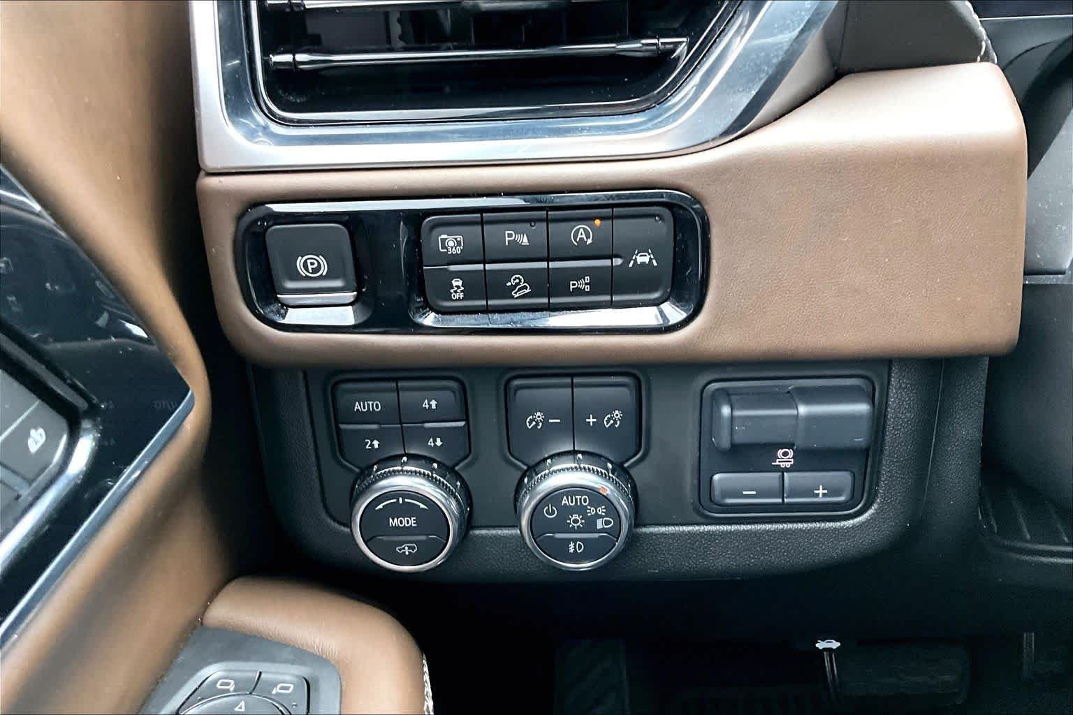 Used 2025 Onyx Black GMC Denali Ultimate image 34