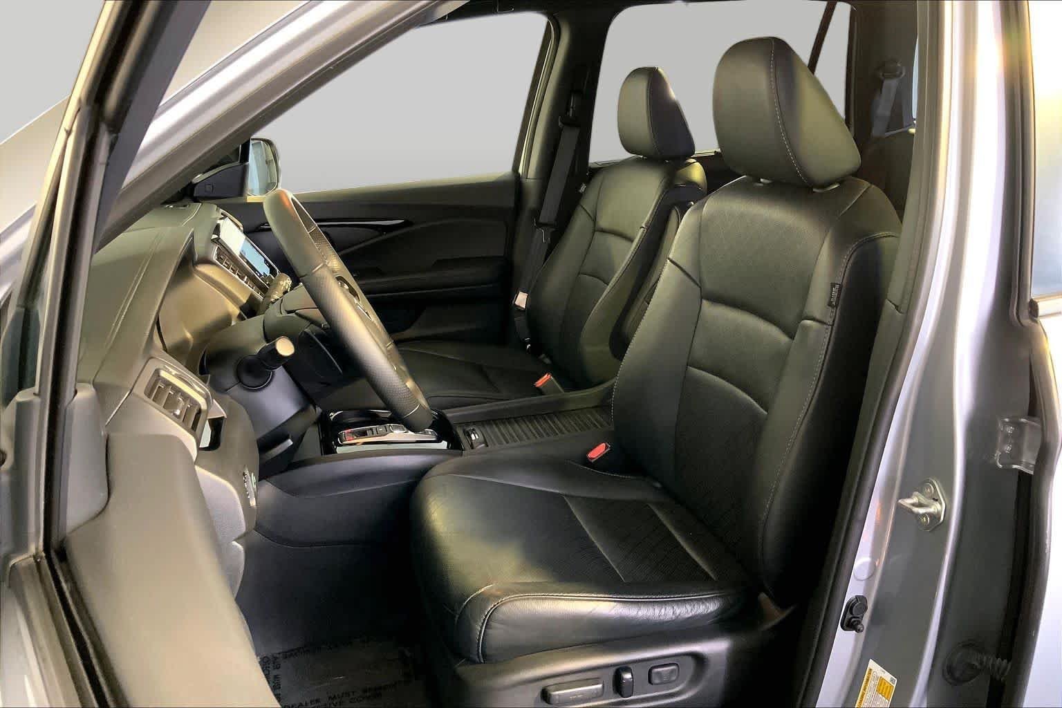 Used 2019 Lunar Silver Metallic Honda Touring image 9