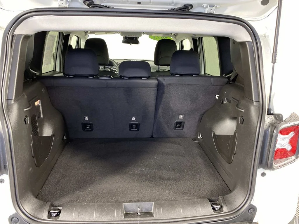 Used 2023 White Jeep Latitude image 8