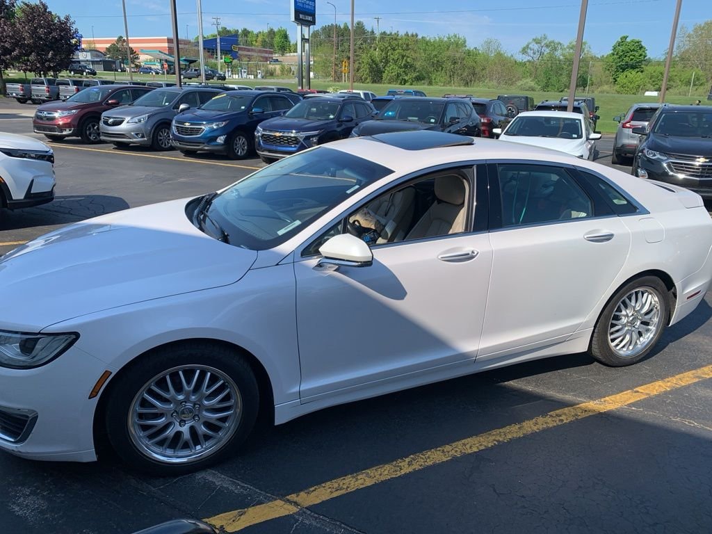 Used 2017 White Platinum Clearcoat Metallic Lincoln Select image 1