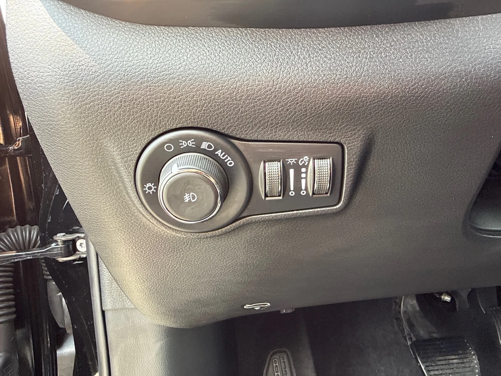 New 2026 Diamond Black Crystal Pearl-Coat Exterior Paint Jeep Latitude image 12