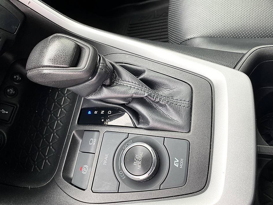 Used 2022 Silver Sky Metallic Toyota Hybrid XLE image 18
