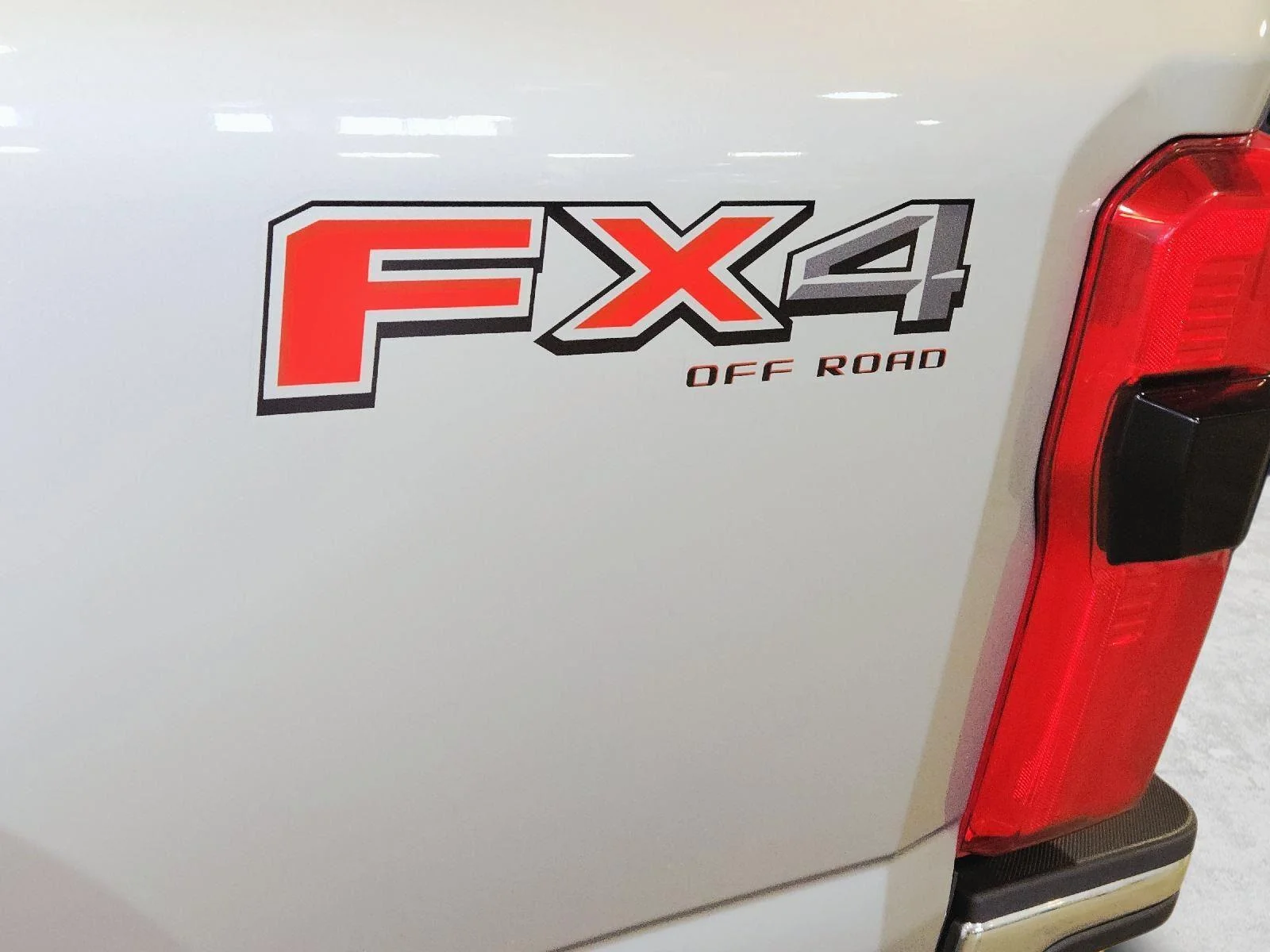 Used 2024 Iconic Silver Ford LARIAT image 10