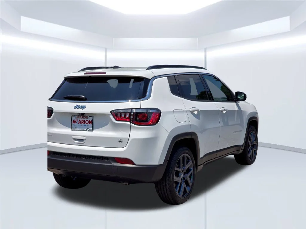 New 2026 White Jeep Latitude image 40