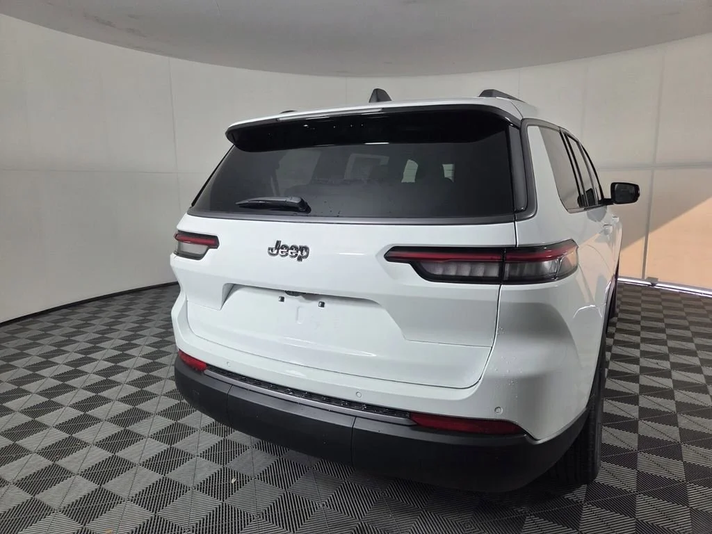 New 2026 Bright White Clear-Coat Exterior Paint Jeep Laredo Altitude image 6