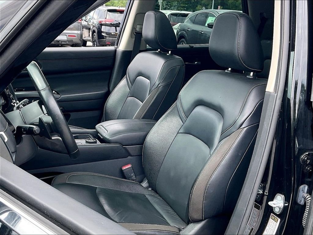 Used 2022 Super Black Nissan SL image 9