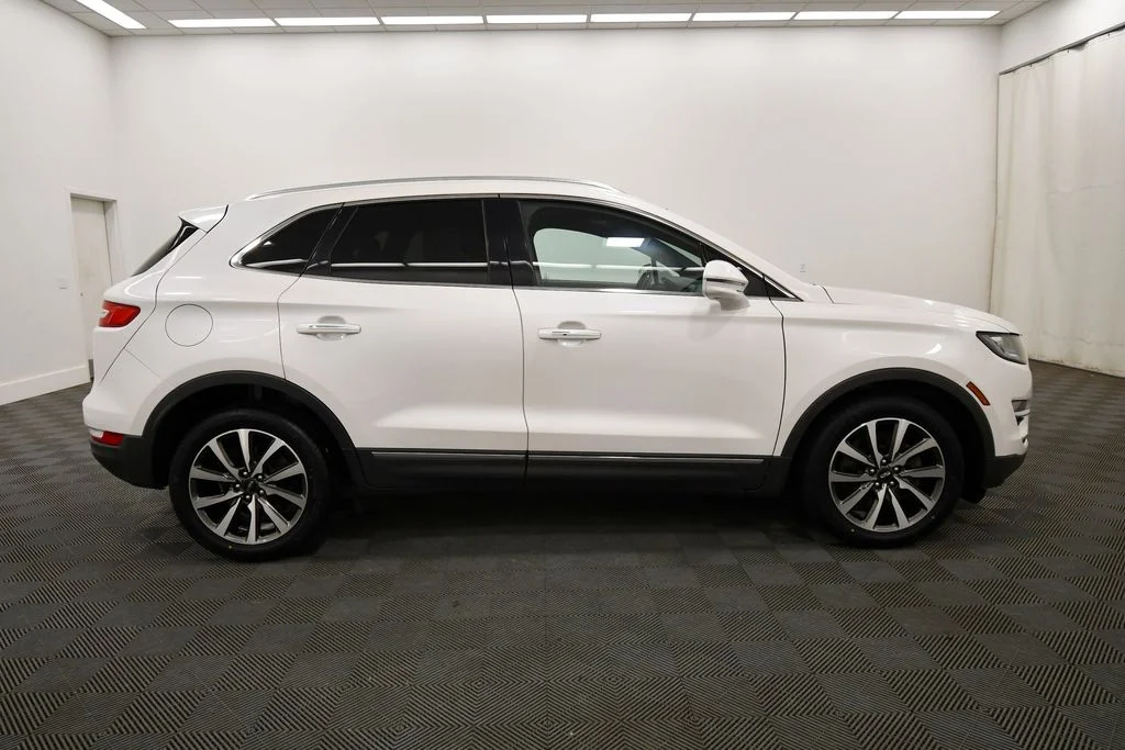 Used 2019 White Lincoln Reserve image 9