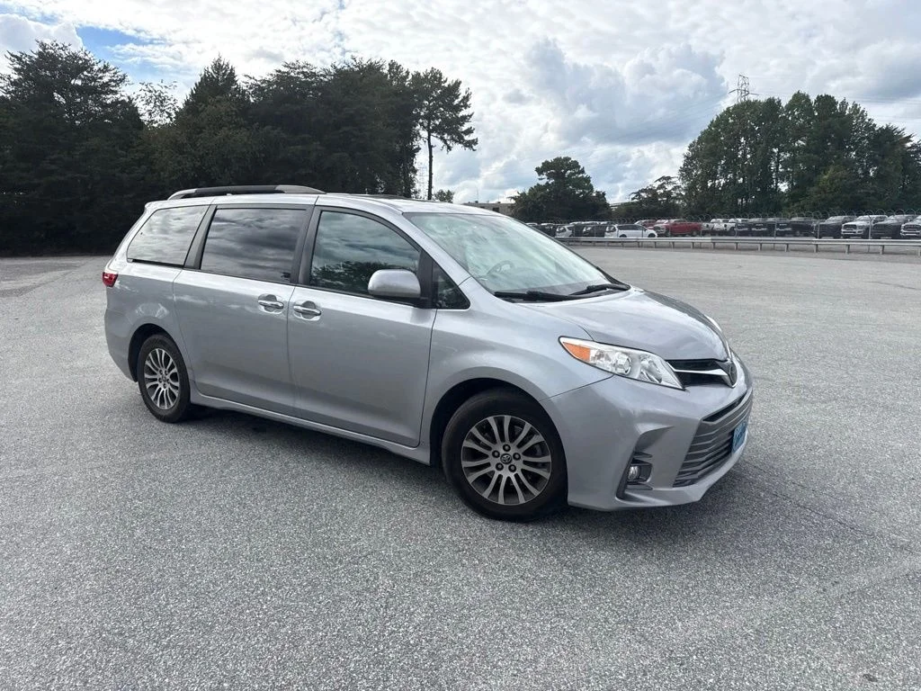 Used 2018 Silver Toyota XLE Premium image 8