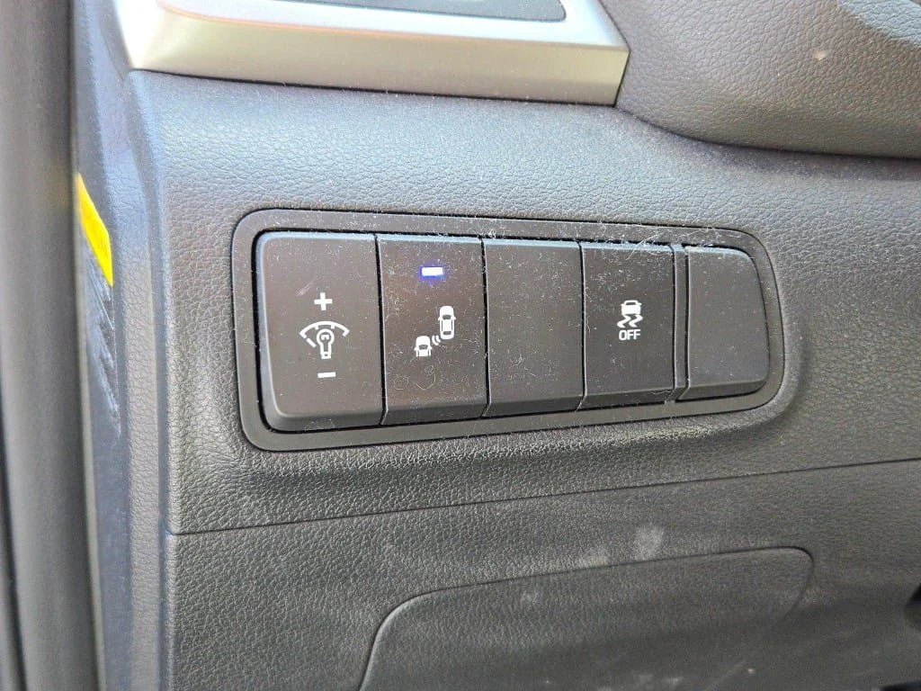 Used 2017 Black Hyundai SE Plus image 23