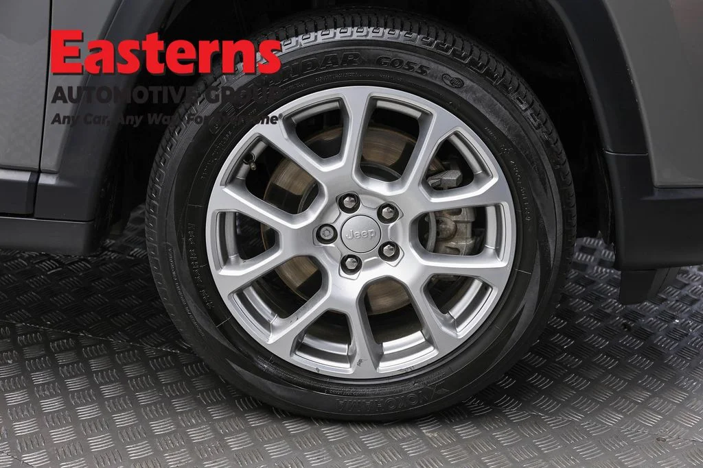 Used 2023 Gray Jeep Latitude Lux image 30