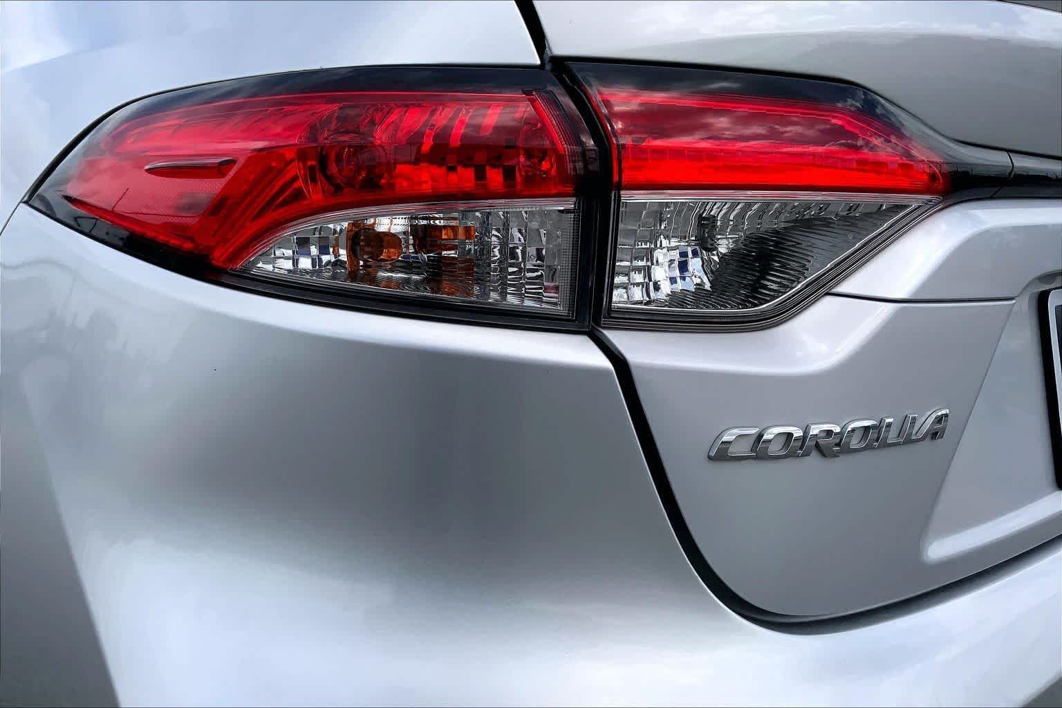 Used 2020 Classic Silver Metallic Toyota SE image 28