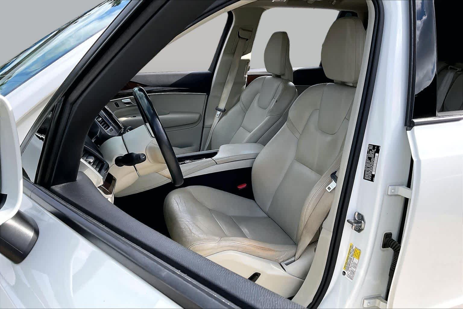 Used 2019 Crystal White Pearl Metallic Volvo Momentum image 8
