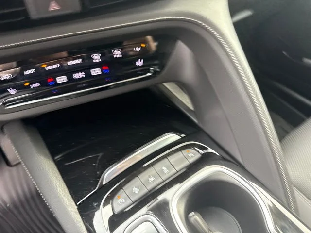 Used 2021 Summit White Buick Essence image 32