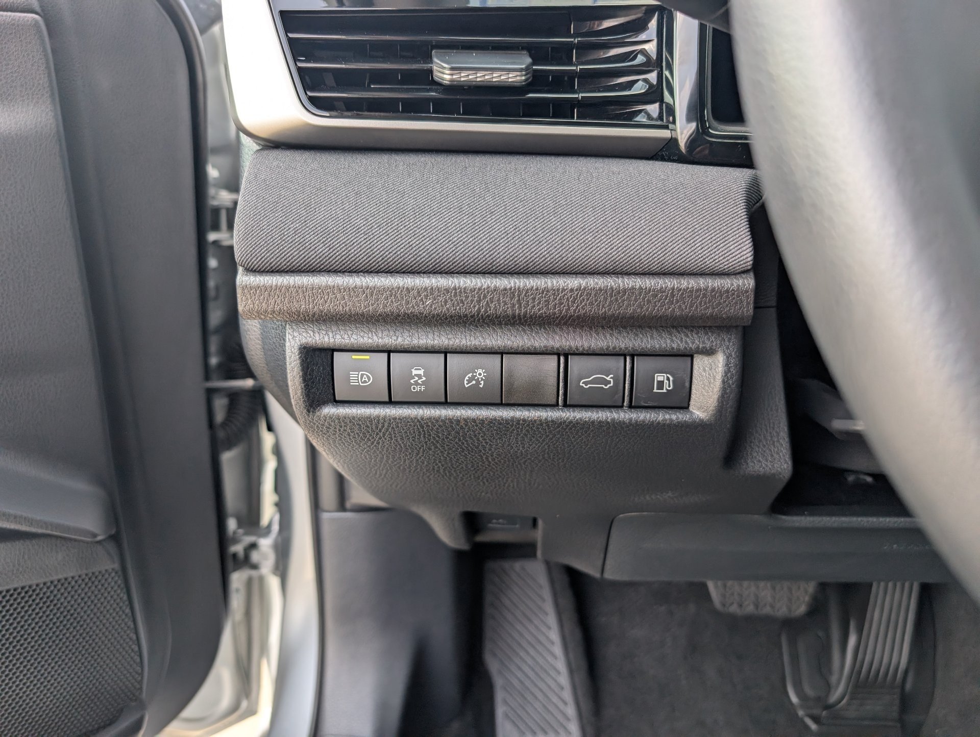 2025 Toyota Camry LE - Photo 11