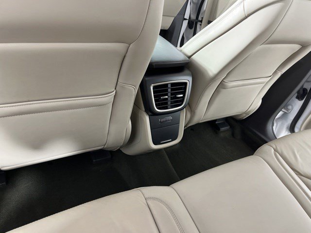 Used 2019 White Platinum Clearcoat Metallic Lincoln Select image 41