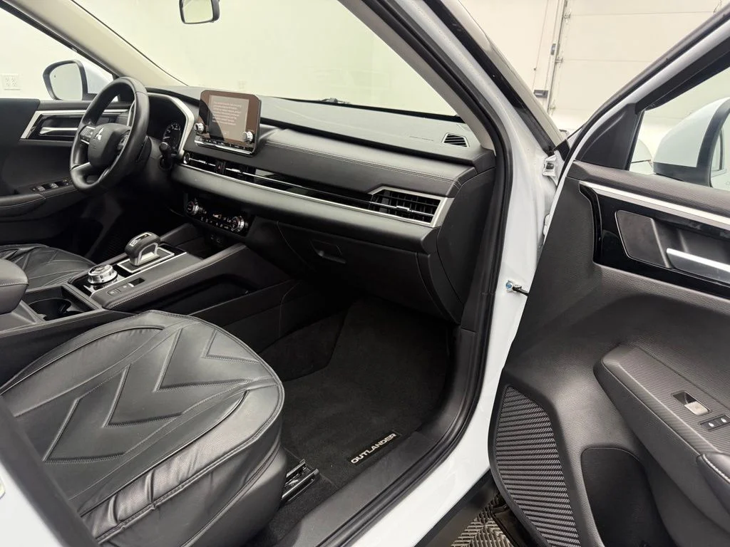 Used 2023  Mitsubishi ES image 33