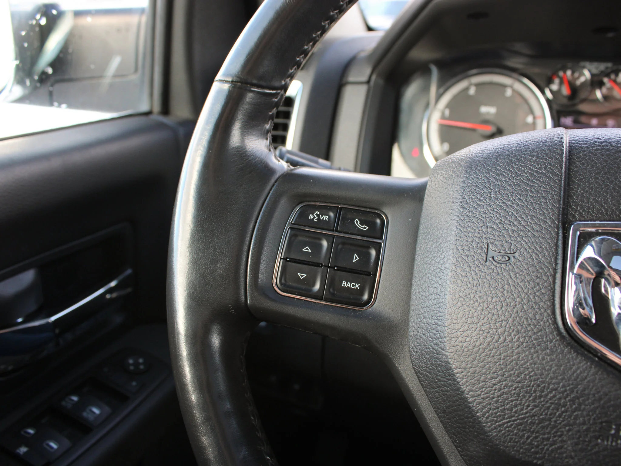 Used 2012 Black RAM Laramie * Cummins diesel, Airbag Suspension, Sunroof, Cooled/Heated Leather image 18