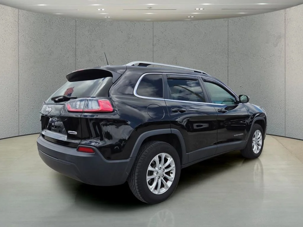 Certified Used 2019 Diamond Black Crystal Pearlcoat Jeep Latitude image 4