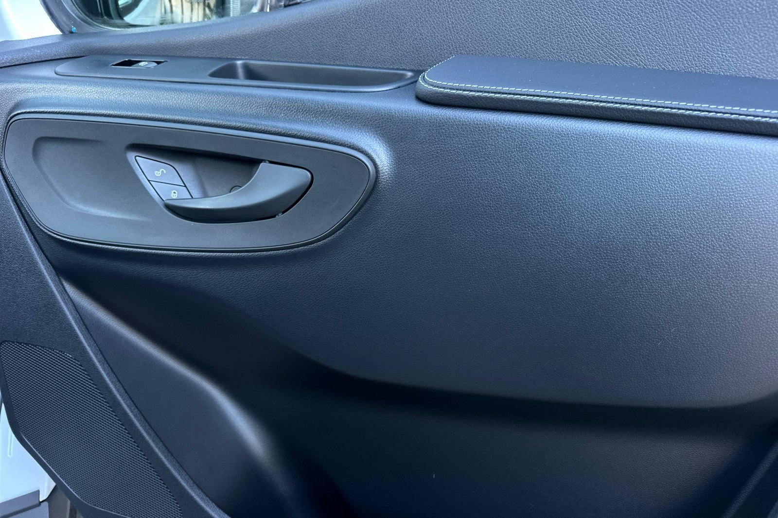 New 2026 Arctic+White Mercedes-Benz Cargo 144 WB image 29