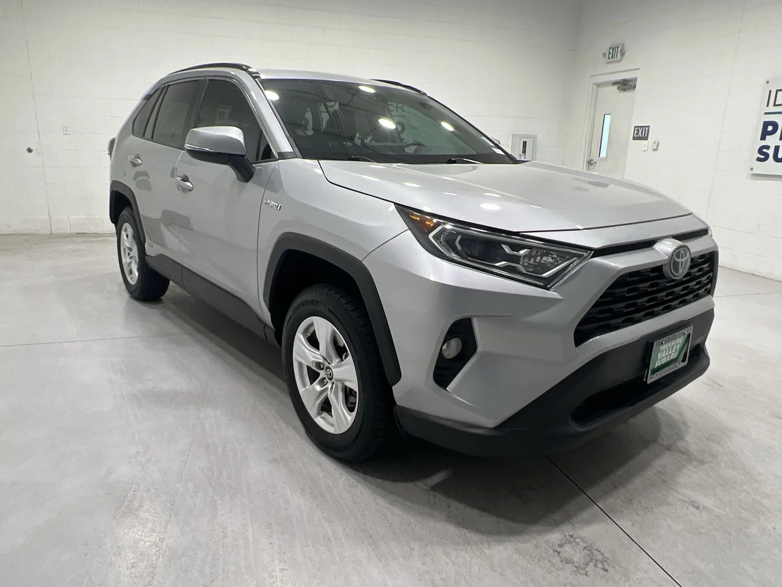 Used 2020 Silver Toyota XLE image 2